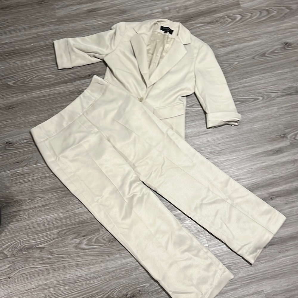 Signature by Larry Levine two piece Pant Suit